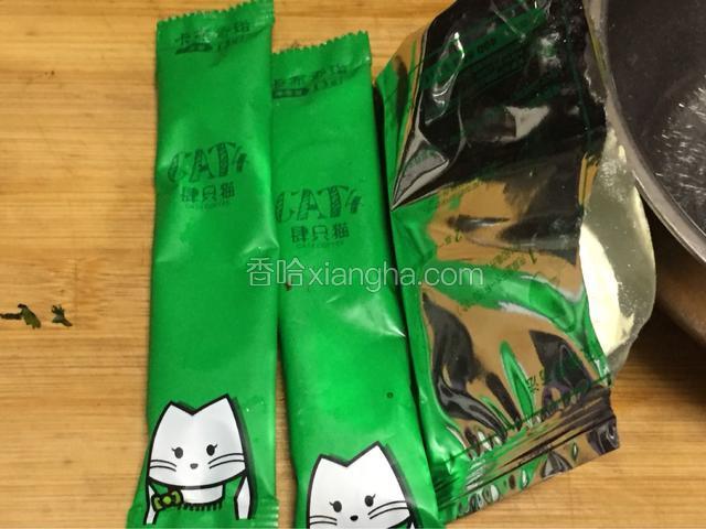 准备好咖啡，奶粉（也可以直接用牛奶，喜欢纯咖啡的什么都不加）