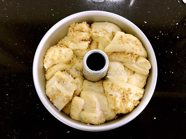 放在温暖湿润处进行二次发酵；也可以将其放进烤箱中发酵，烤箱底部再放一碗热水。待面坯是原来的二倍大时，烤箱开始预热，180度5分钟。