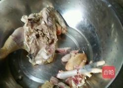 板栗煲鸡汤的做法图解2