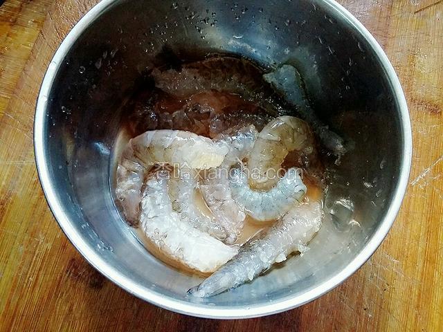 虾剥去外壳，挑去肠线。加适量料酒和盐腌渍制入味