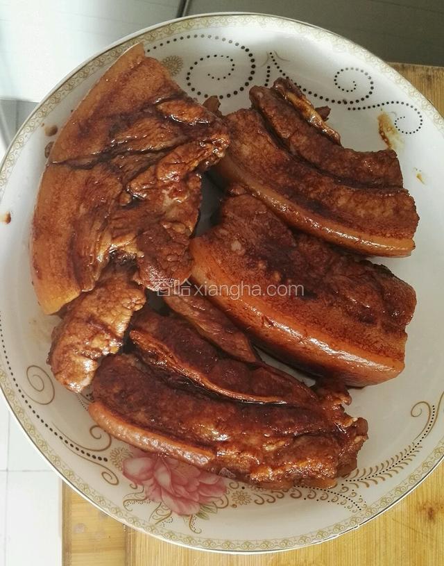 用老抽均匀抹在五花肉上，上好颜色备用