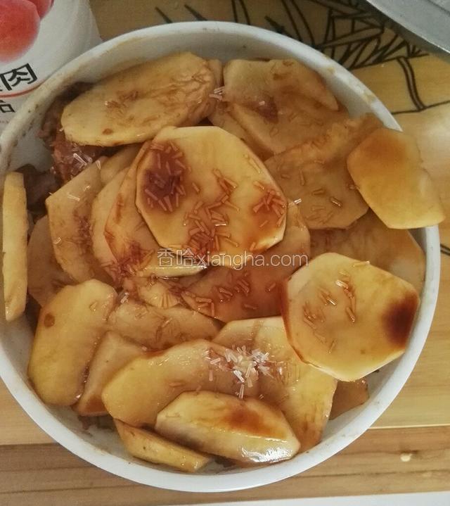 将五花肉切片，放入碗中，铺上土豆片，放入适量味素提味，生抽增味