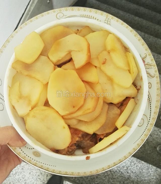 蒸好之后拿出，拿一个盘子倒扣在碗上