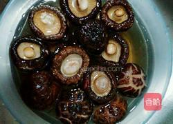 香菇玉米烧排骨的做法图解1