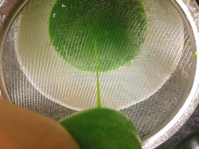 用手挤菜泥出青菜汁。