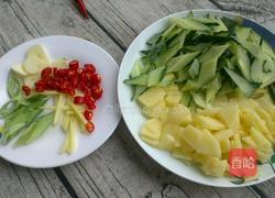 老黄瓜炒土豆片的做法图解1