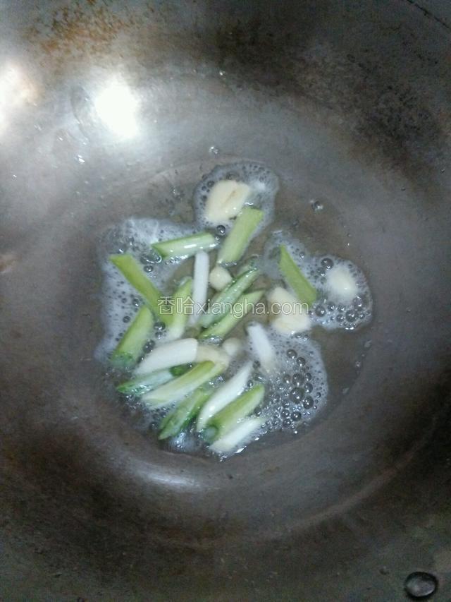 热锅倒油，下蒜葱。