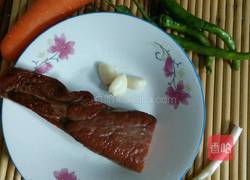 胡萝卜炒腊肉的做法图解1