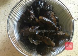 香菇木耳炒肉的做法图解3