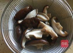 香菇木耳炒肉的做法图解4