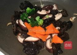香菇木耳炒肉的做法图解9