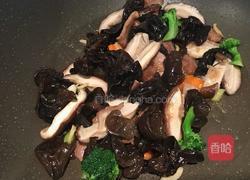 香菇木耳炒肉的做法图解12