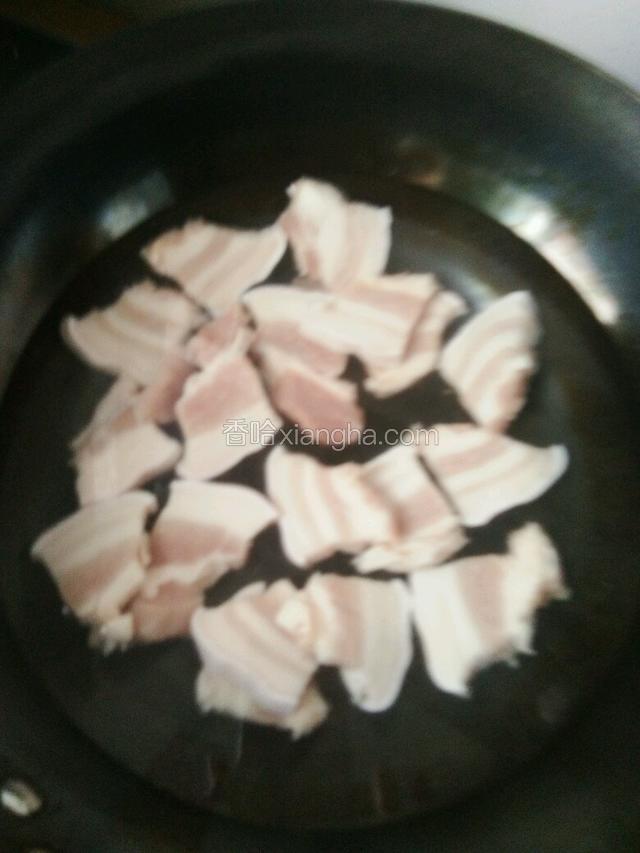 把切好的五花肉用凉水焯出血水