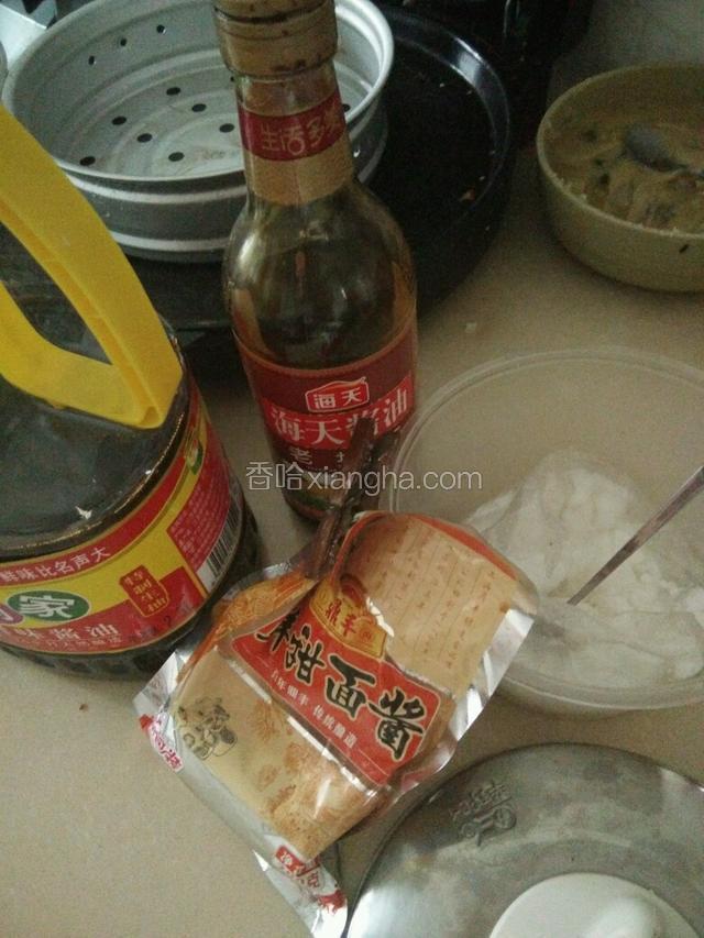 把准备好的调料，混在一起