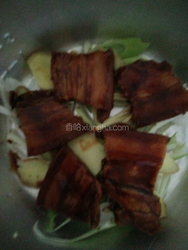 锅底放进切好的葱，姜，八角，然后码一层五花肉，一次类推