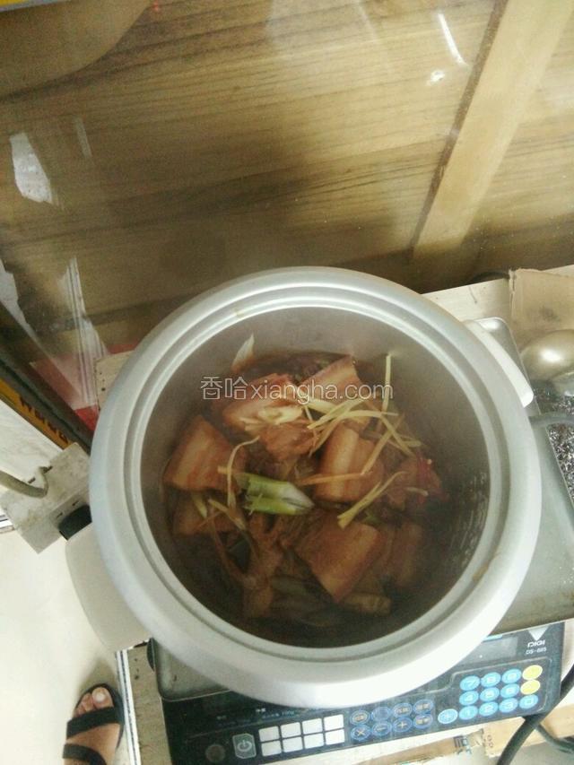 码好五花肉，放一点点水，煮二十分钟