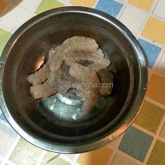 鲜虾剥成虾仁洗净备用
