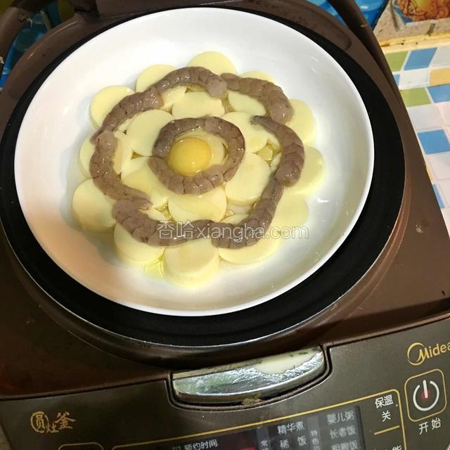 淋上少许油，冷水上锅蒸8-10分钟