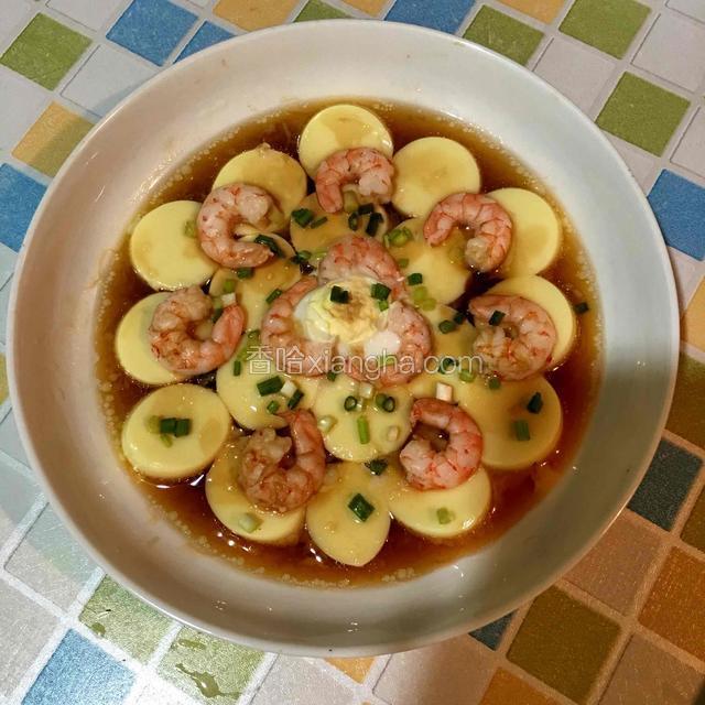 加入一勺蒸鱼豉油，撒上葱花