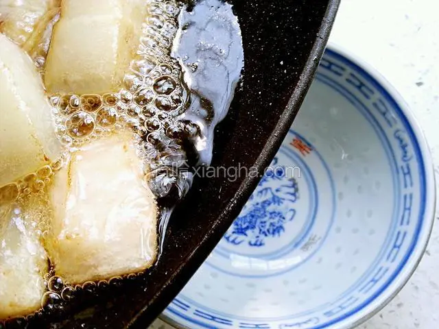 猪肉炒出油后将油倒出（这样吃着不腻）