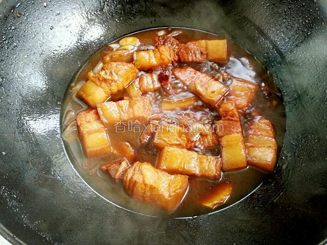 水和肉持平即可，大火煮开转小火，炖四十到五十分钟
