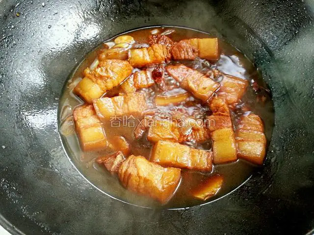 水和肉持平即可，大火煮开转小火，炖四十到五十分钟