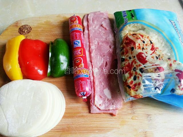 准备好饺子皮，红椒，绿椒，黄椒，香肠，培根和马苏里拉奶酪，忘记拍披萨酱了