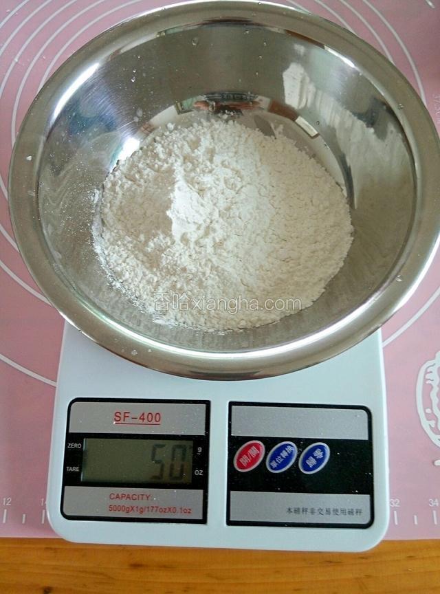 称糯米粉入盆中。