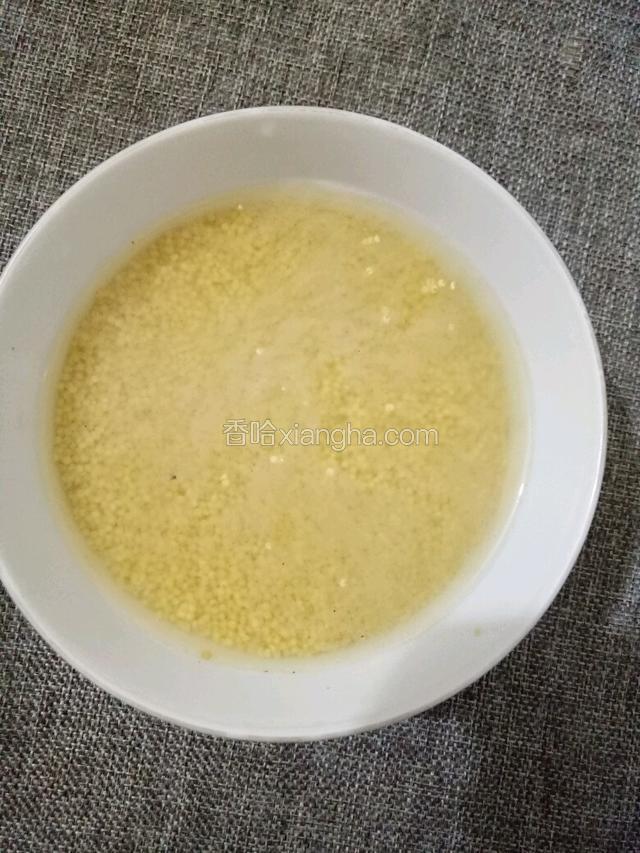 小米用清水浸泡一个小时。