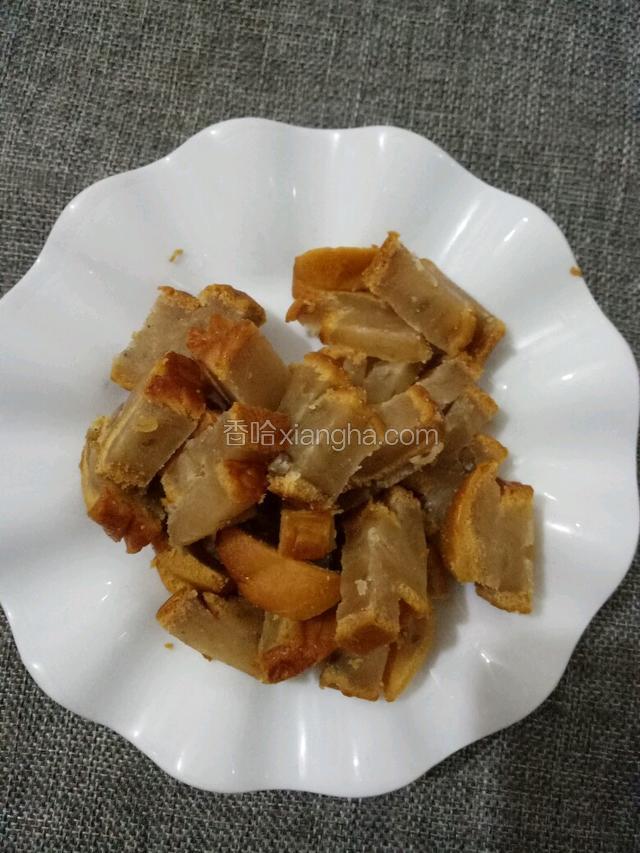 月饼切成小块。