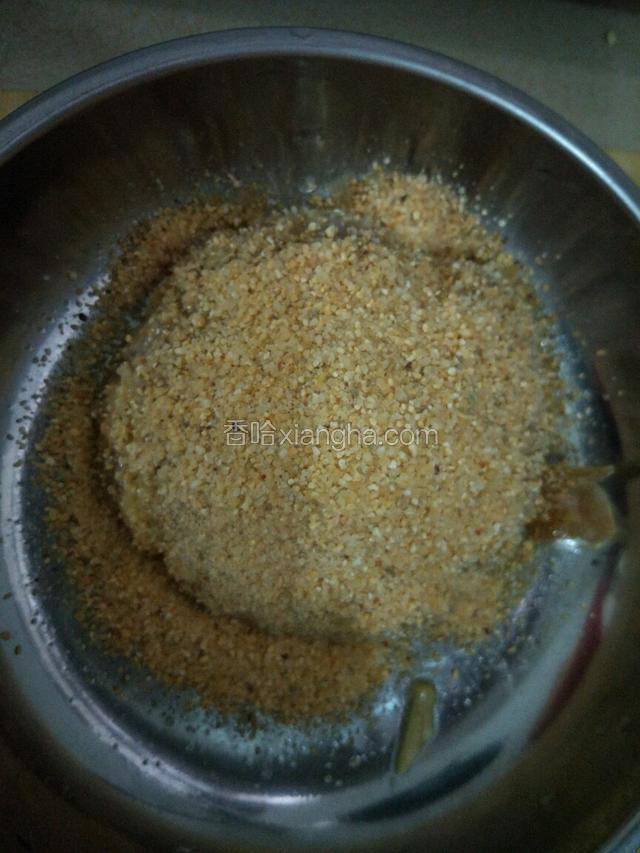放入适量的蒸肉米粉！