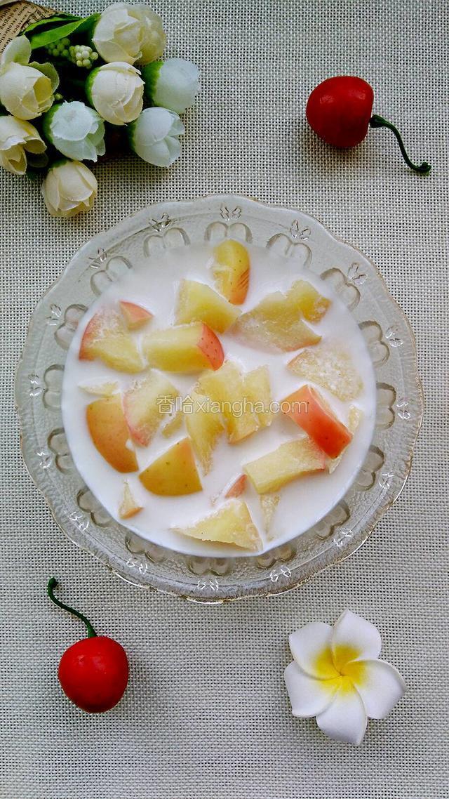 待苹果凉一些后直接倒入牛奶即可。