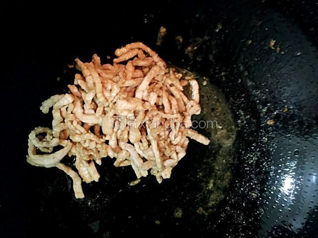 锅中倒油，烧热后放入拌好的瘦肉丝快速翻炒