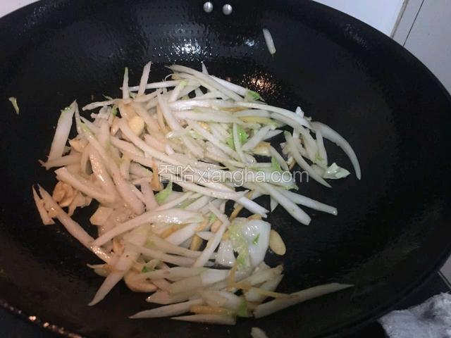 翻炒一会儿加入少许盐