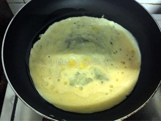 锅中倒入适量油烧热后放入鸡蛋液煎熟后用铲子铲散盛出备用