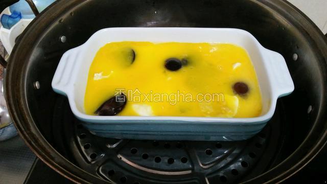 然后再将蛋黄液倒入碗内，继续蒸十分钟