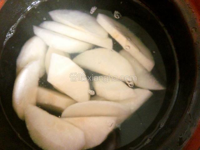 砂锅中加适量热水，放入梨子和冰糖