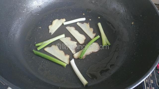 把姜片，和葱头均匀的铺在锅底