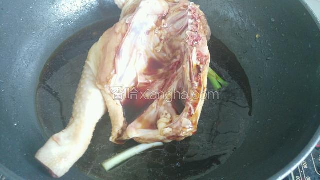 倒入适量的生抽 刚满锅底就行