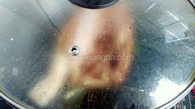 盖上锅盖，小火焖煮