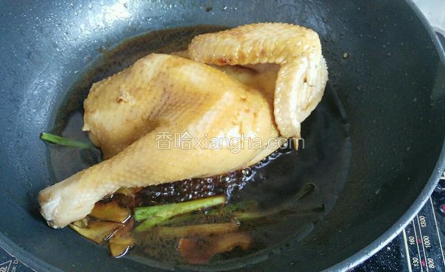 五分钟后，翻面继续小火焖煮