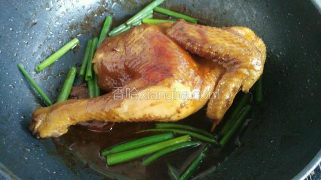 关火，把剩下的葱叶放入