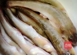 鲶鱼盖豆角的做法图解1