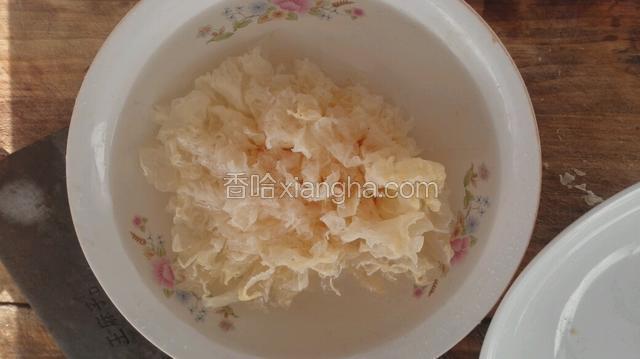 银耳用凉水浸泡开备用。