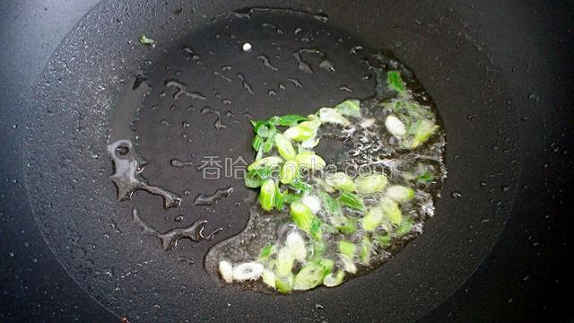 锅中留少许底油爆香葱花。