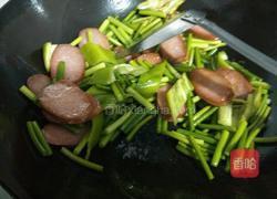 青椒蒜苔炒香肠的做法图解5