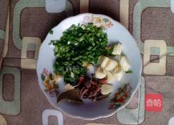 辣椒炒肉皮的做法图解1