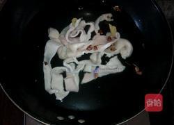 辣椒炒肉皮的做法图解3