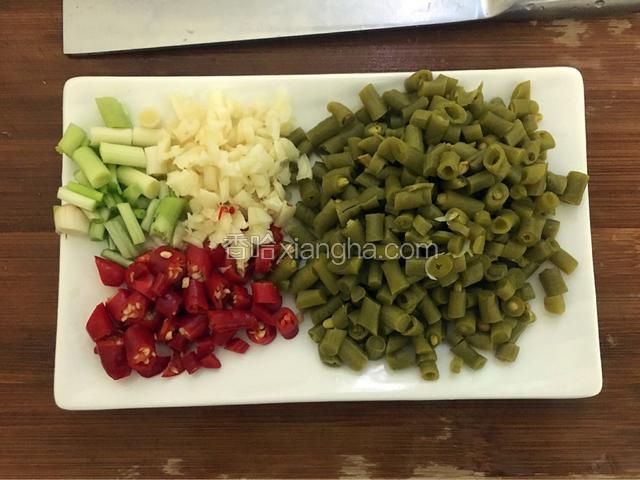 酸豆角辣椒葱蒜头切好