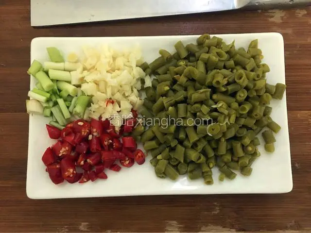 酸豆角辣椒葱蒜头切好